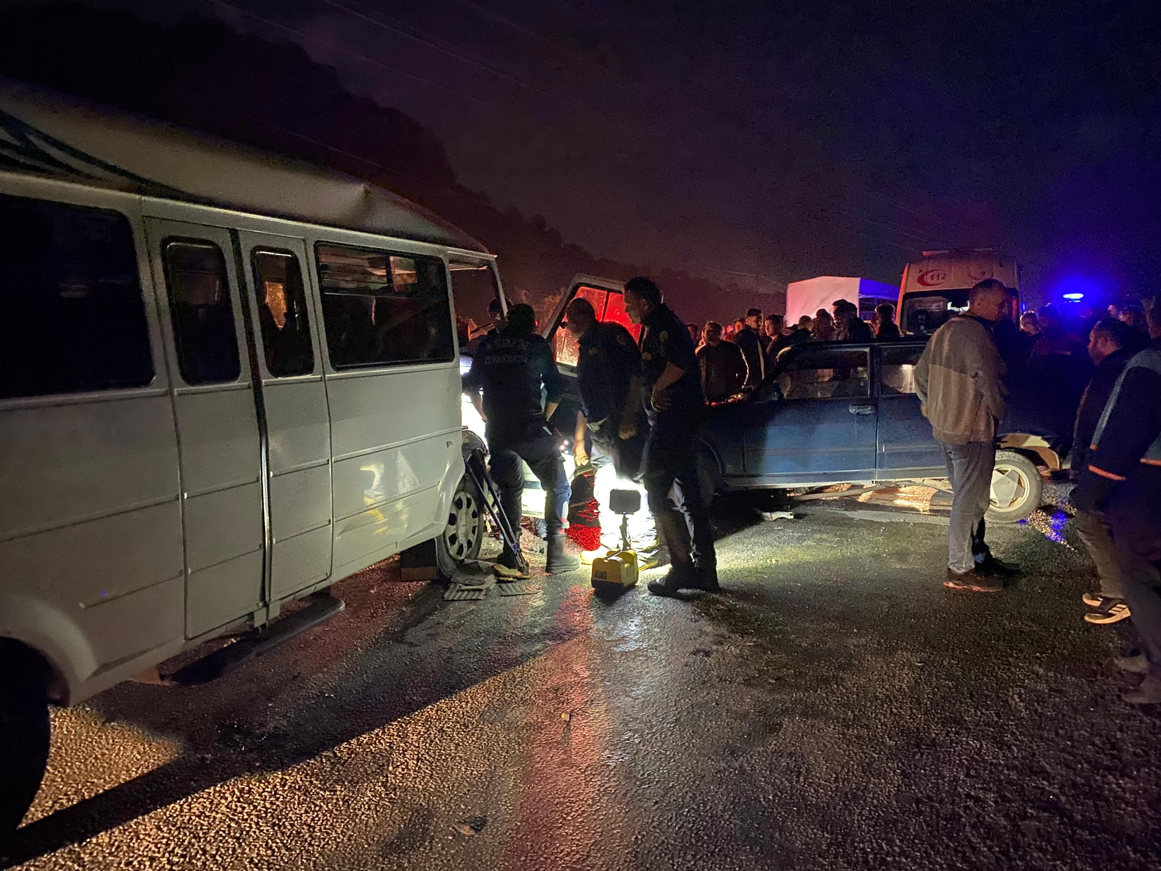 Otomobil ile servis aracı kafa kafaya çarpıştı: 1'i ağır 10 yaralı
