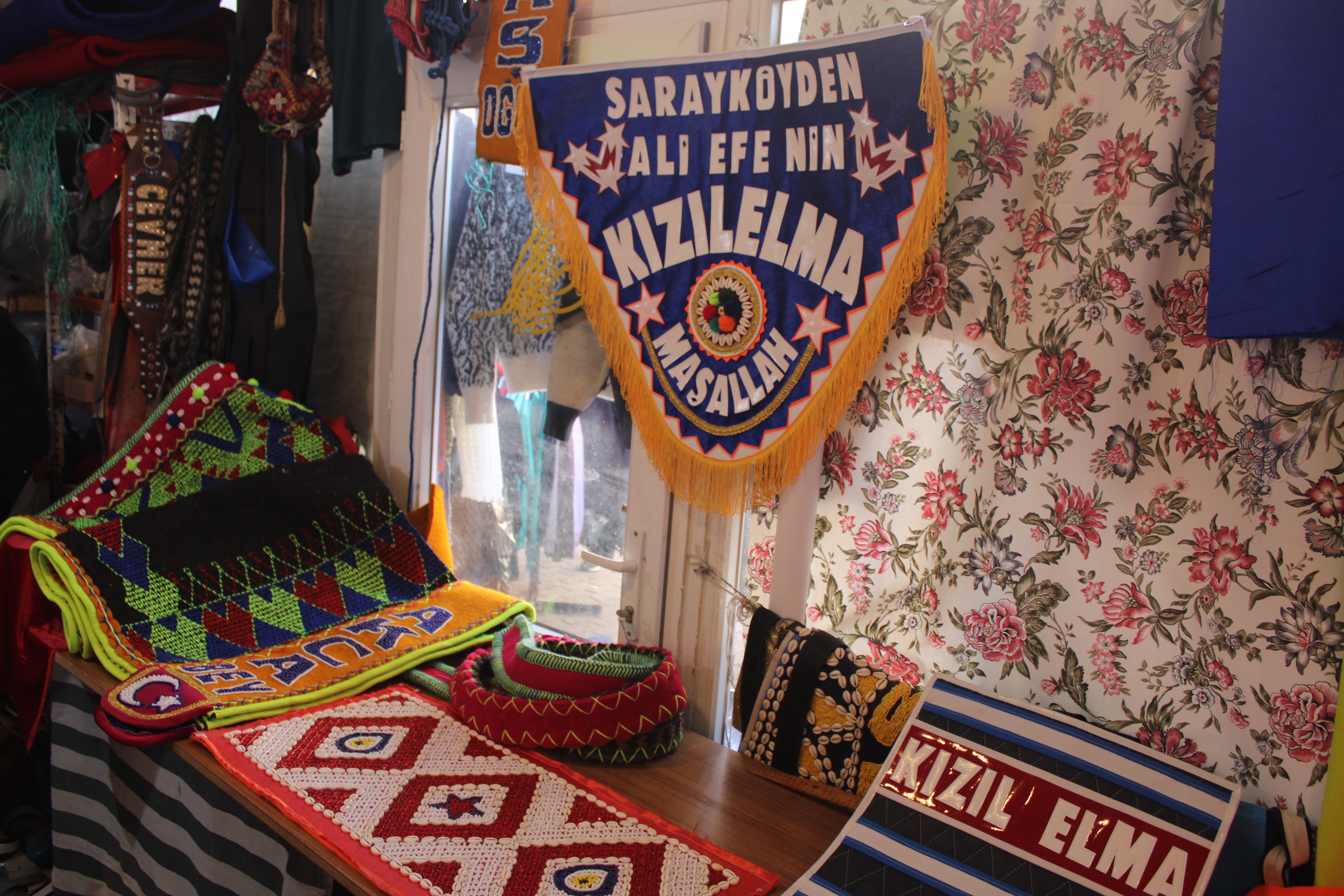 150 bin TL'ye süslenen develer, arenaya değil sanki podyuma çıkıyor