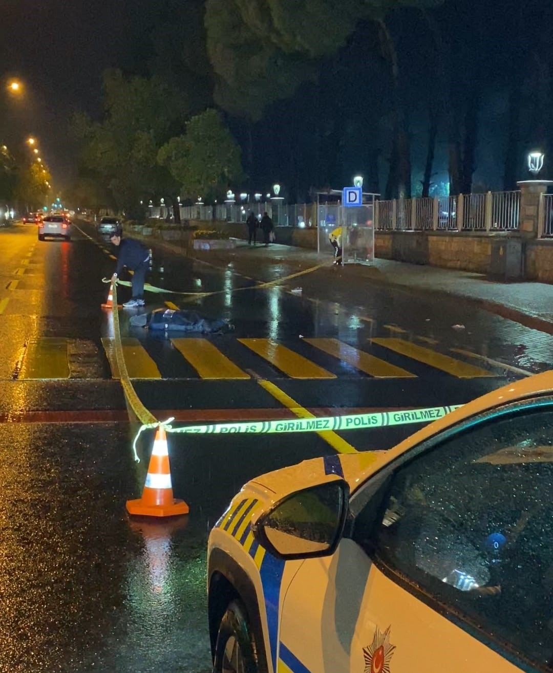 Yolun karşısına geçen yayaya otomobil çarptı: 1 ölü