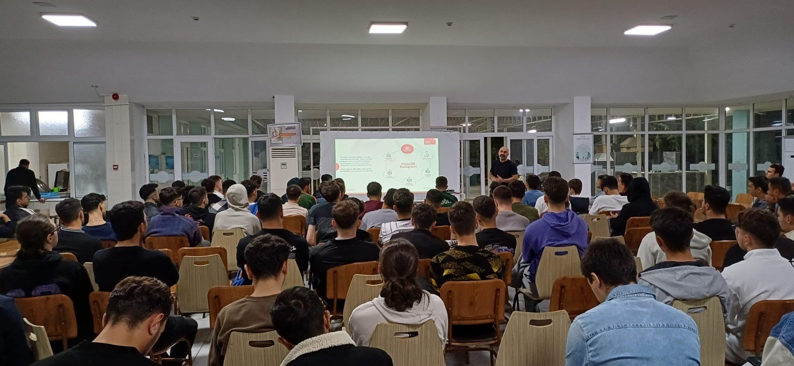 Aydınlı gençler geleceğe hazırlanıyor