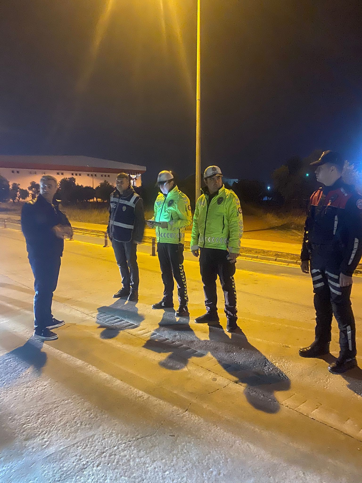 Emniyet ekipleri, öğrencilerin güvenliği için gece gündüz sahada