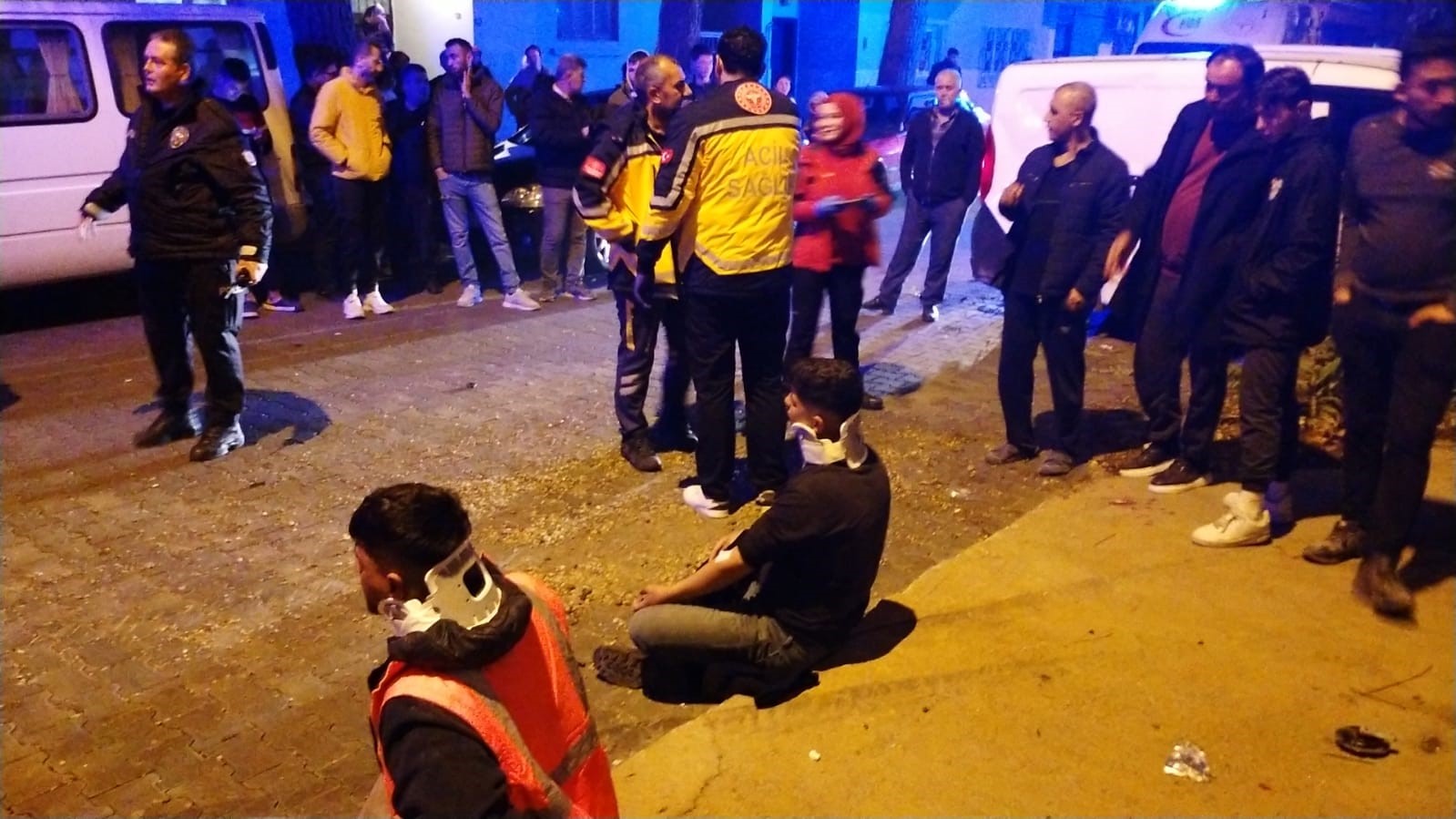 Motosikletle çarpışarak savrulan ticari araç, park halindeki araçlara çarptı: 9 yaralı
