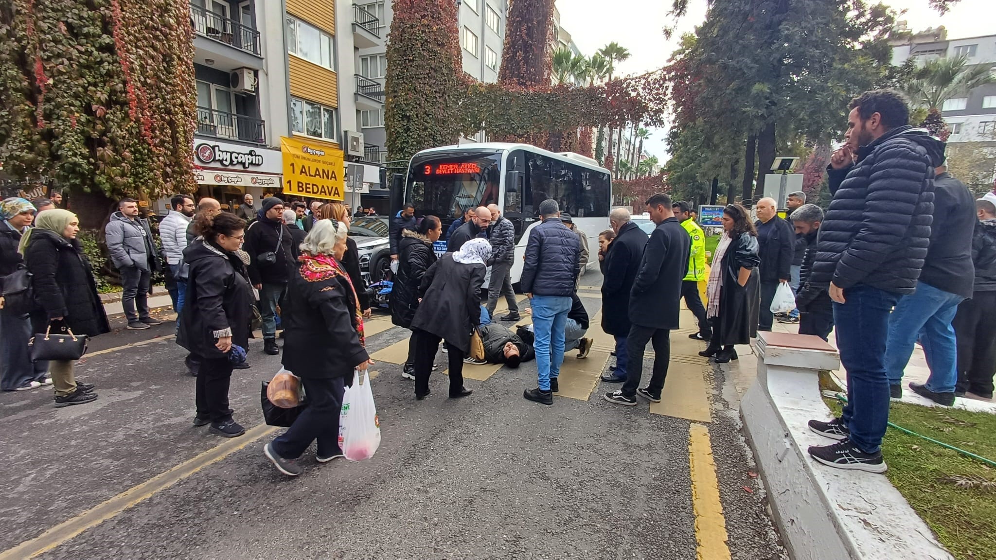 Motosiklet halk otobüsü ile çarpıştı: 1 yaralı