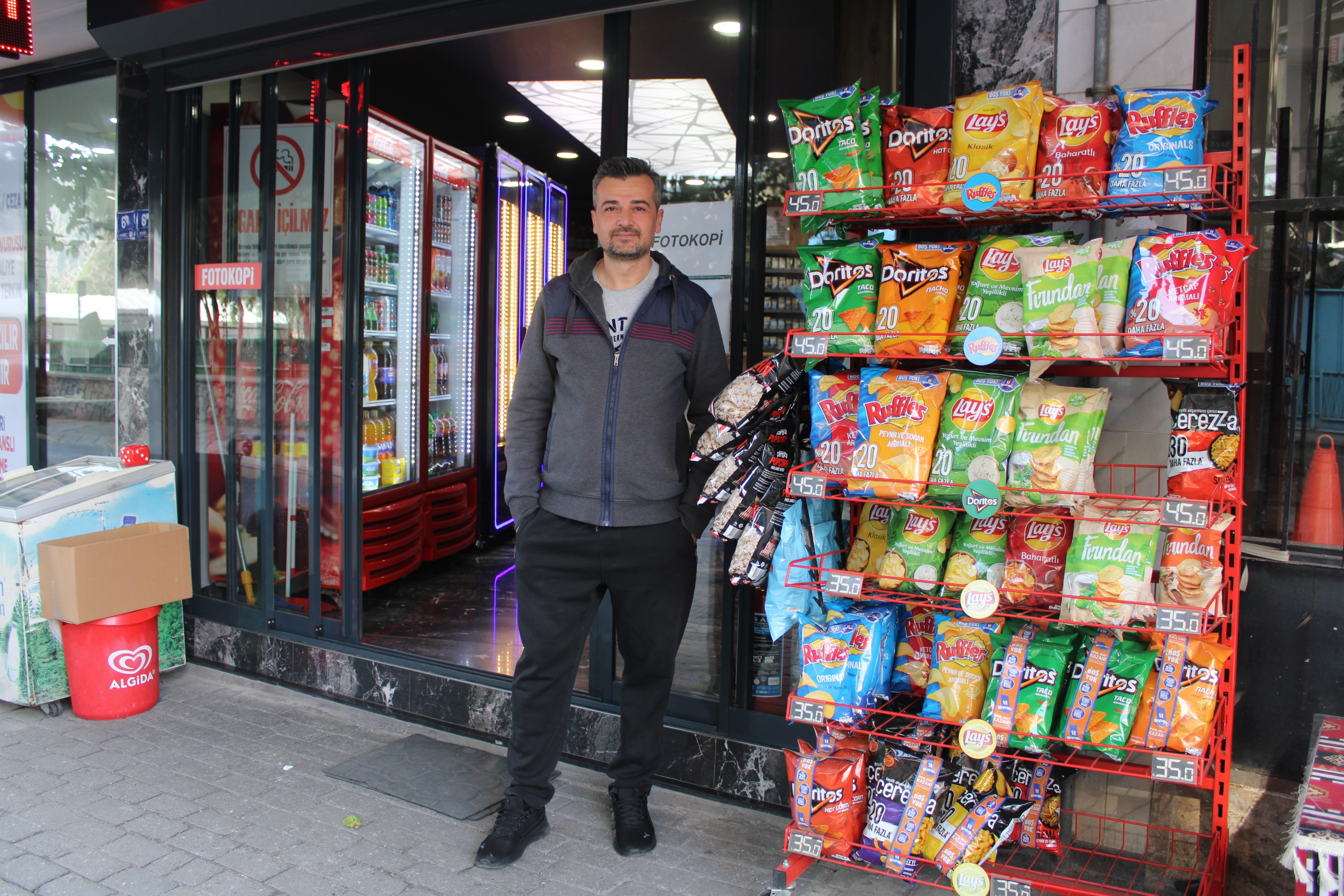 Marketten cips çalan köpek kameraya yakalandı