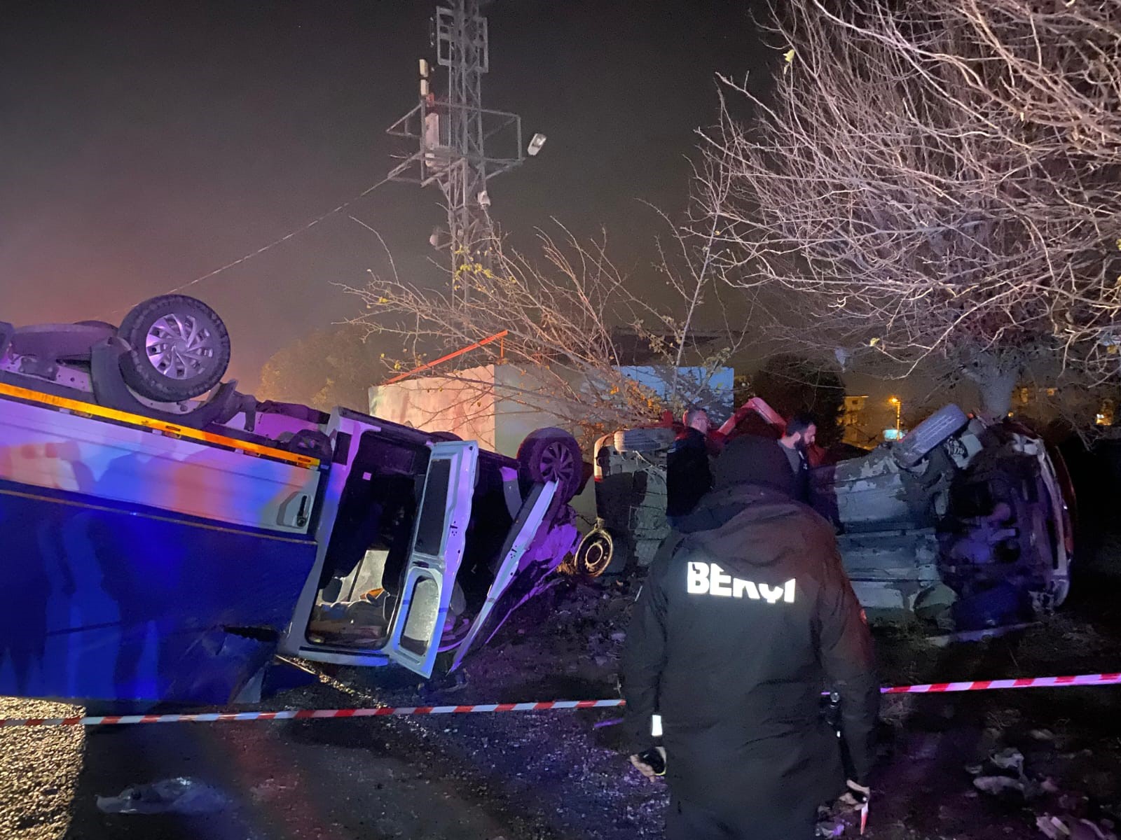 Hafif ticari araç ile işçi taşıyan kamyonet çarpıştı