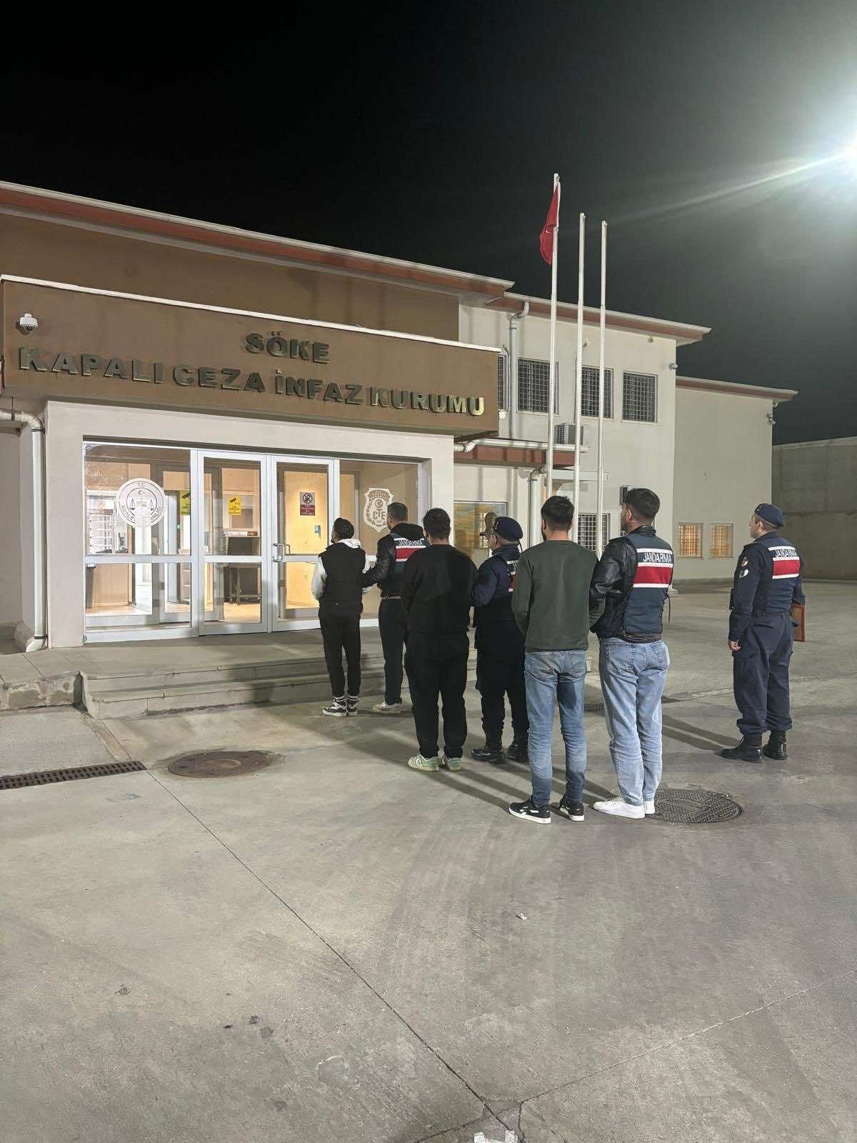 Kuşadası'nda 23 düzensiz göçmen ve 3 organizatör yakalandı