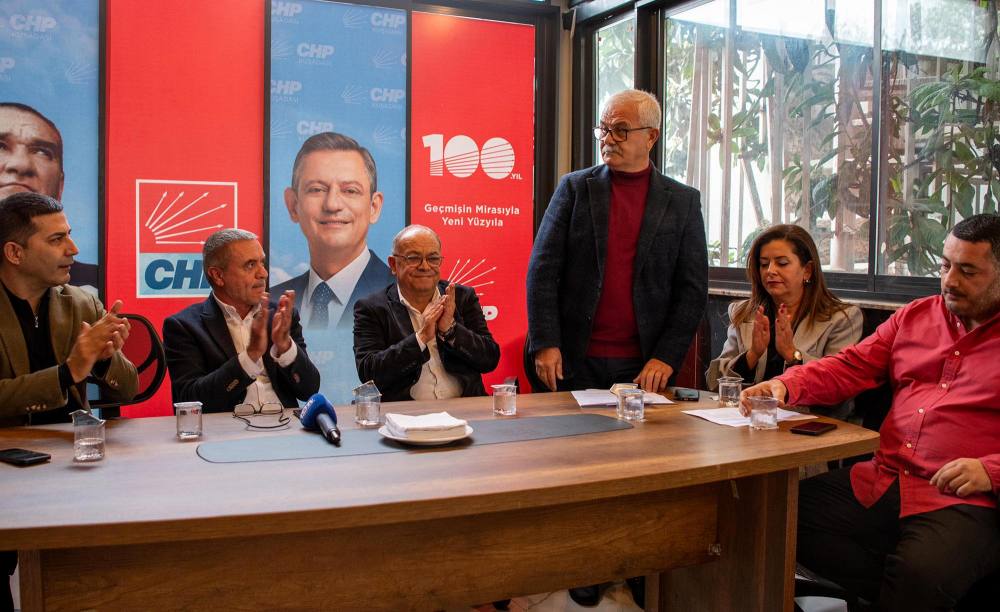Kuşadası’nda İYİ Parti’den istifa eden çok sayıda isim CHP’ye katıldı