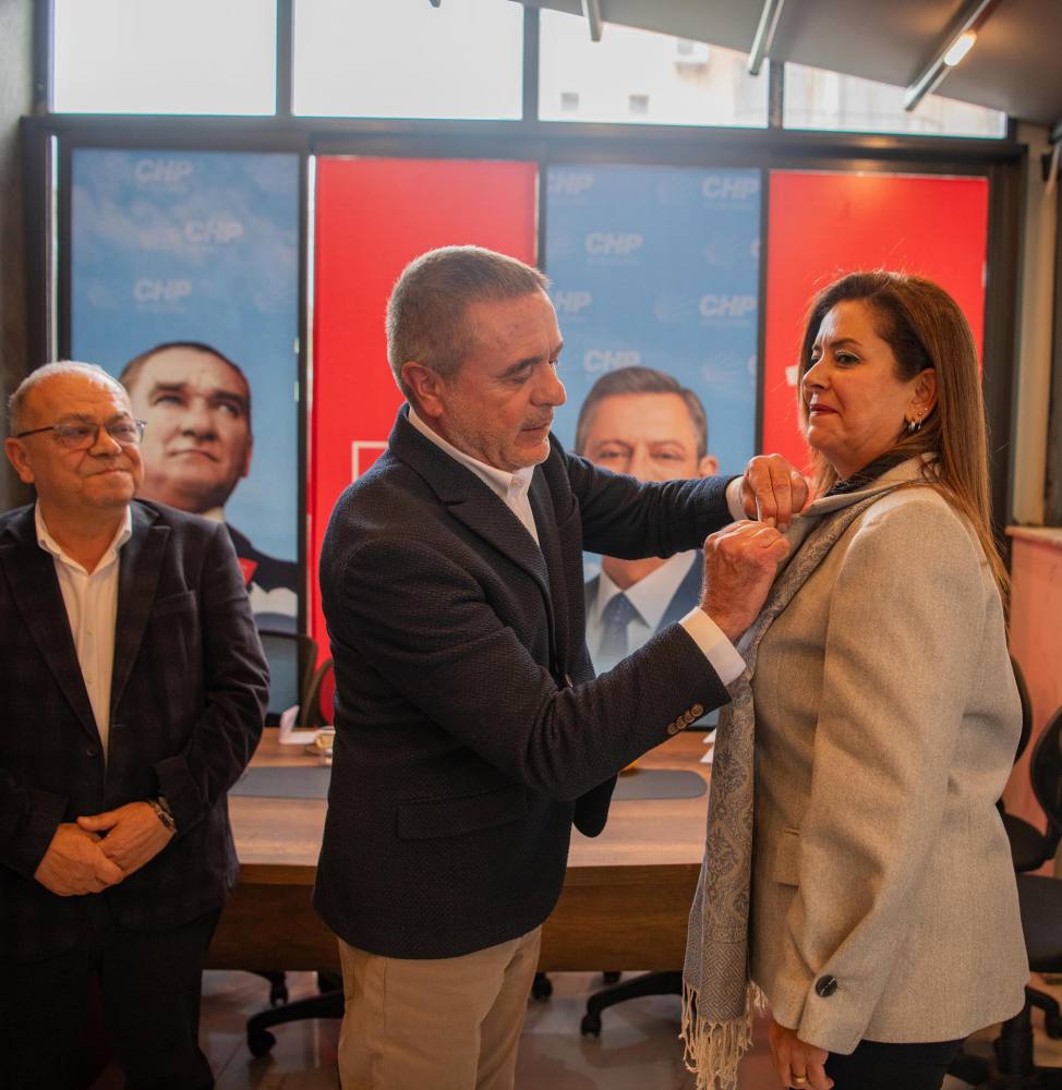 Kuşadası’nda İYİ Parti’den istifa eden çok sayıda isim CHP’ye katıldı