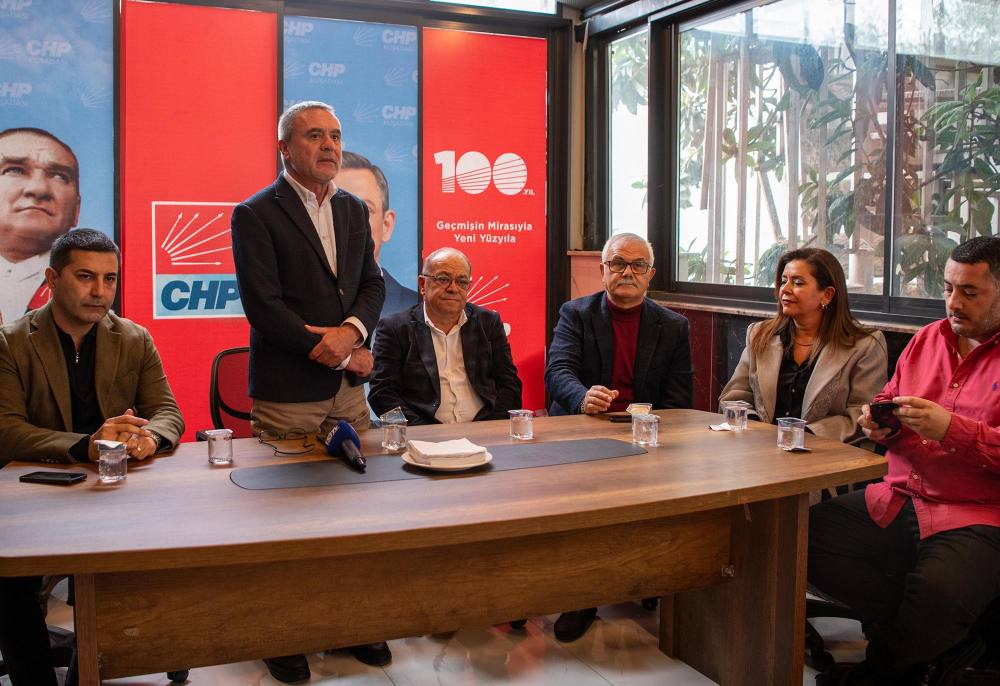 Kuşadası’nda İYİ Parti’den istifa eden çok sayıda isim CHP’ye katıldı