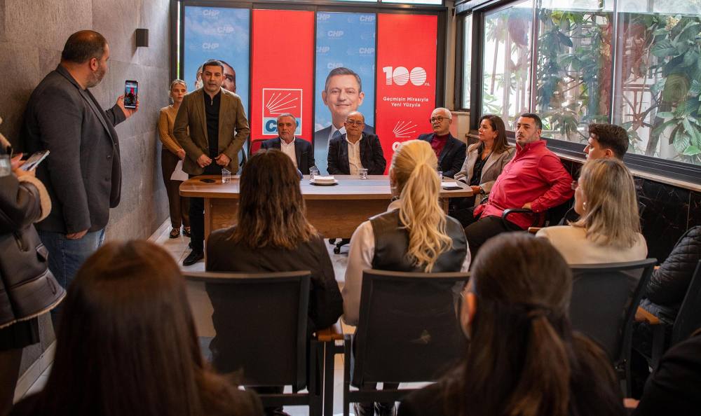 Kuşadası’nda İYİ Parti’den istifa eden çok sayıda isim CHP’ye katıldı