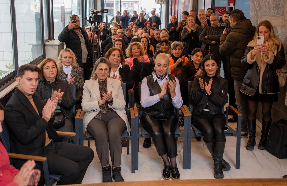 Kuşadası’nda İYİ Parti’den istifa eden çok sayıda isim CHP’ye katıldı