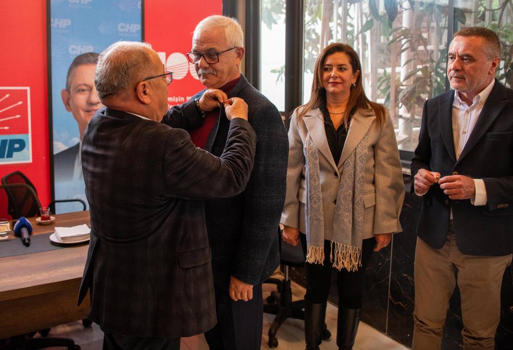 Kuşadası’nda İYİ Parti’den istifa eden çok sayıda isim CHP’ye katıldı