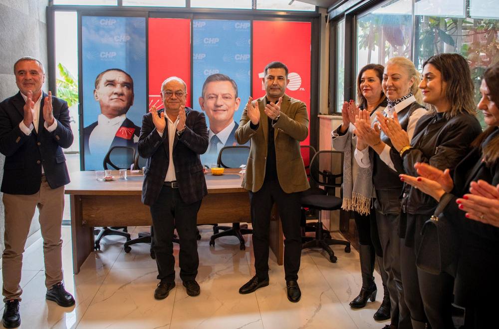Kuşadası’nda İYİ Parti’den istifa eden çok sayıda isim CHP’ye katıldı