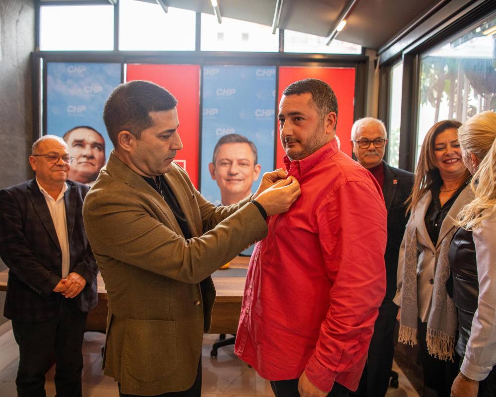 Kuşadası’nda İYİ Parti’den istifa eden çok sayıda isim CHP’ye katıldı