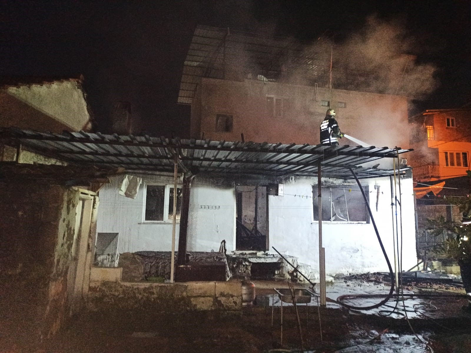 Ailesi ile yaşadığı evi yaktı olay yerinden kaçtı