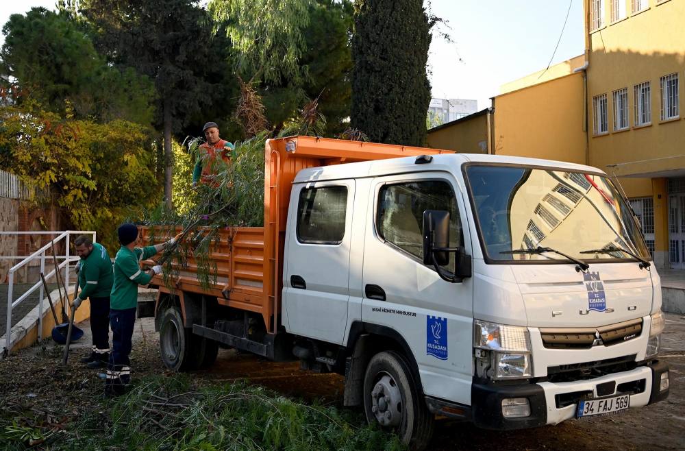 Kuşadası'nda ağaç atıkları ihtiyaç sahipleri için yakacağa dönüşüyor