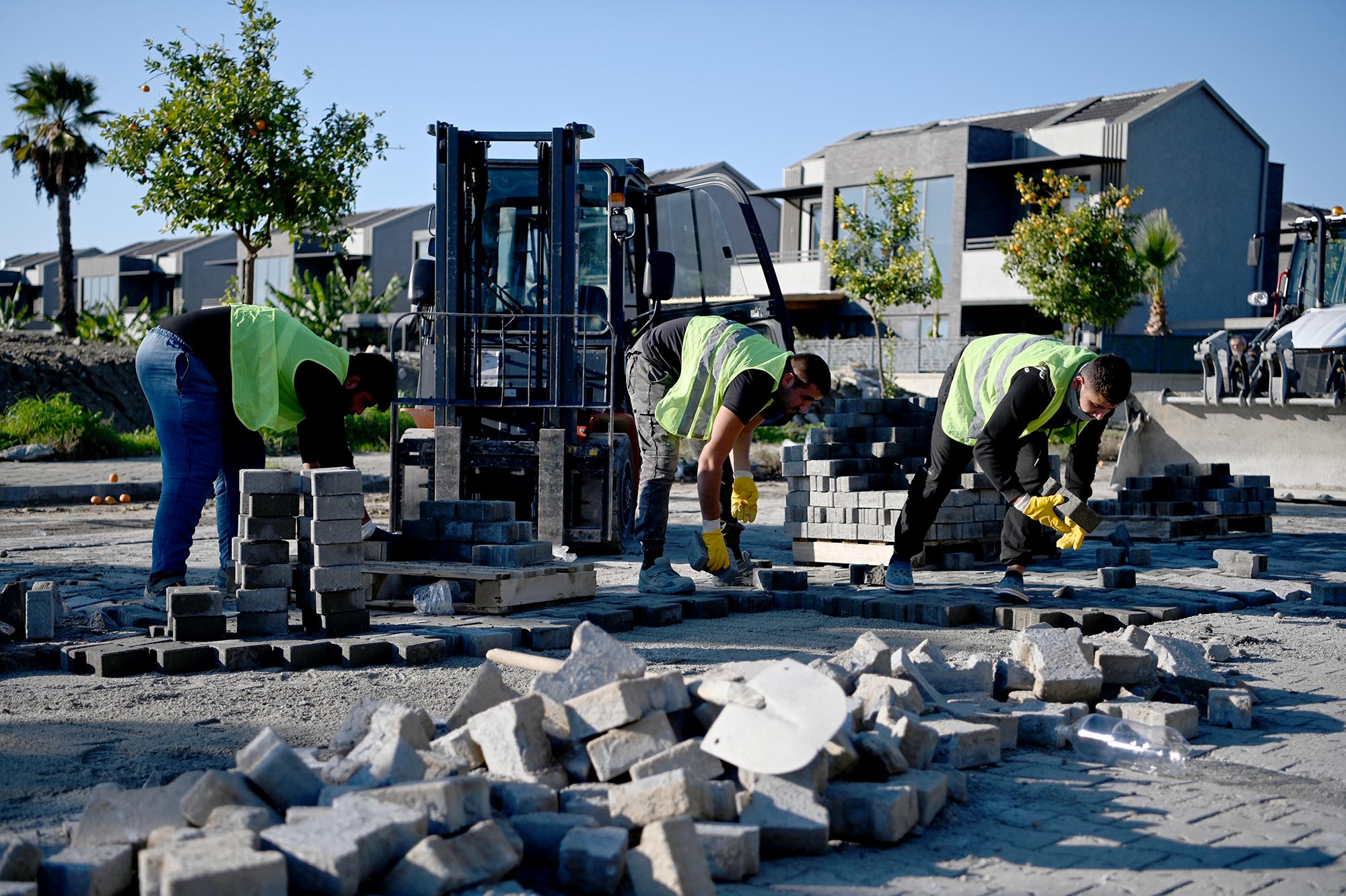 Kuşadası Belediyesi kent sakinlerinin konforu için kesintisiz çalışıyor