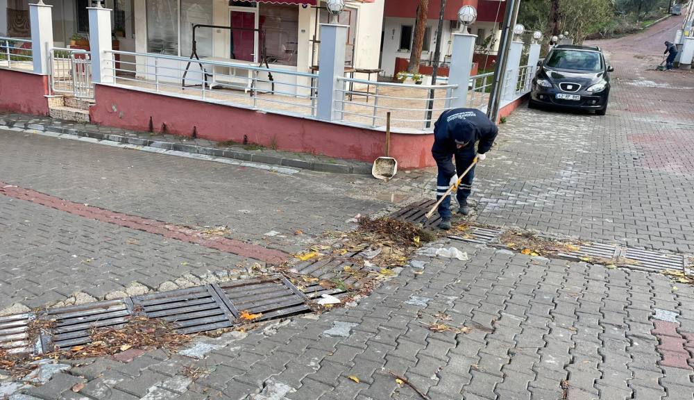 Kuşadası Belediyesi kent sakinlerinin konforu için kesintisiz çalışıyor