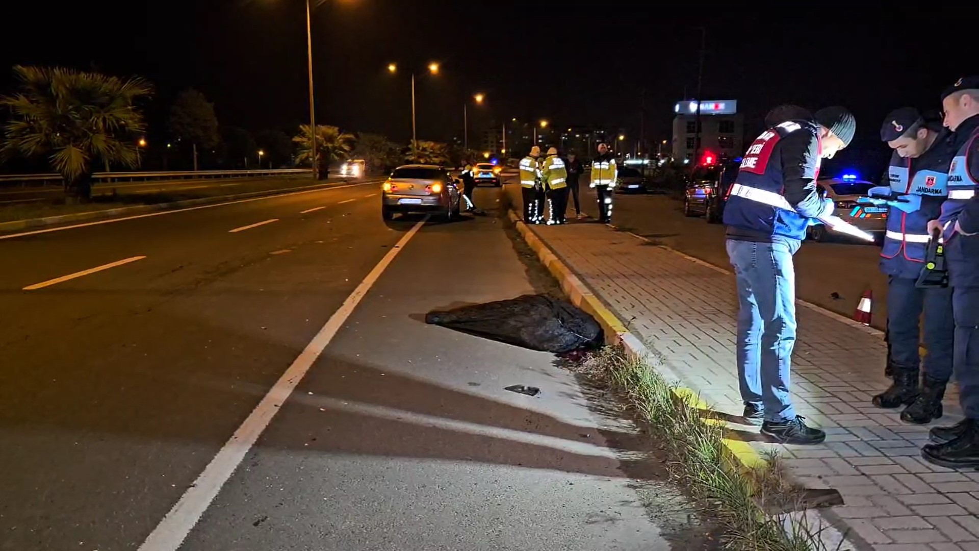 Kardeşini korumak isteyen ağabey, otomobilin çarpmasıyla hayatını kaybetti