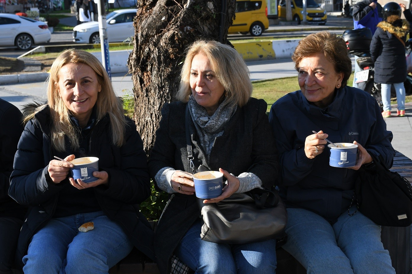 Kuşadası Belediyesi’nden soğuk havalarda çorba ikramı