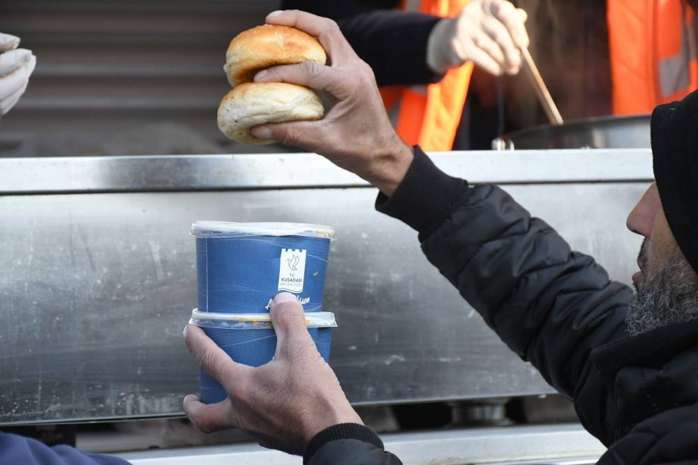 Kuşadası Belediyesi’nden soğuk havalarda çorba ikramı