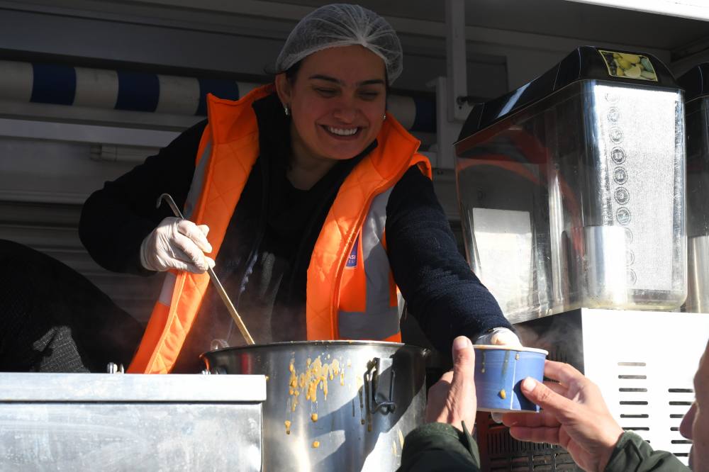 Kuşadası Belediyesi’nden soğuk havalarda çorba ikramı