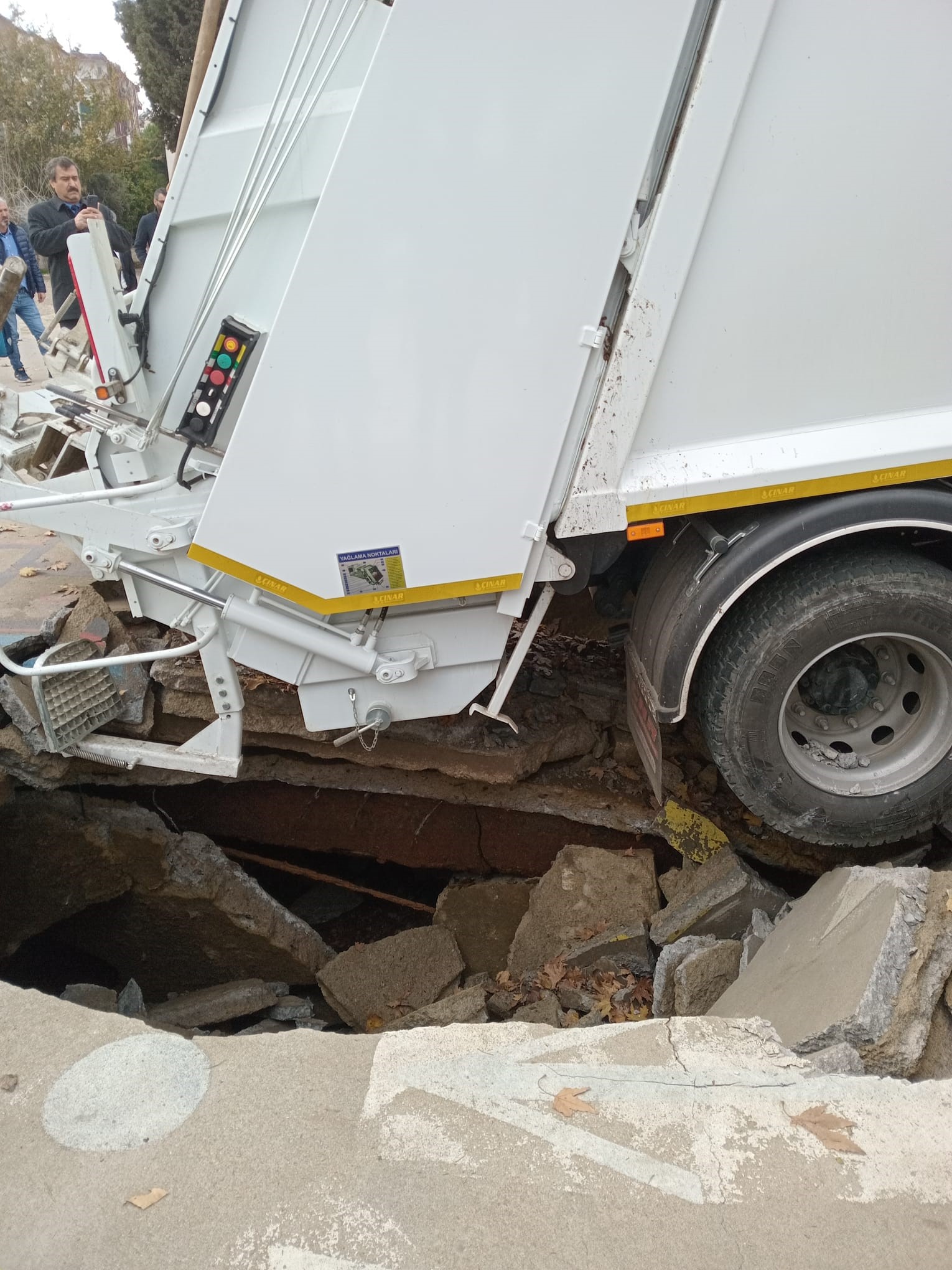 Okuldaki basketbol sahası çöktü, çöp kamyonu çukura düştü