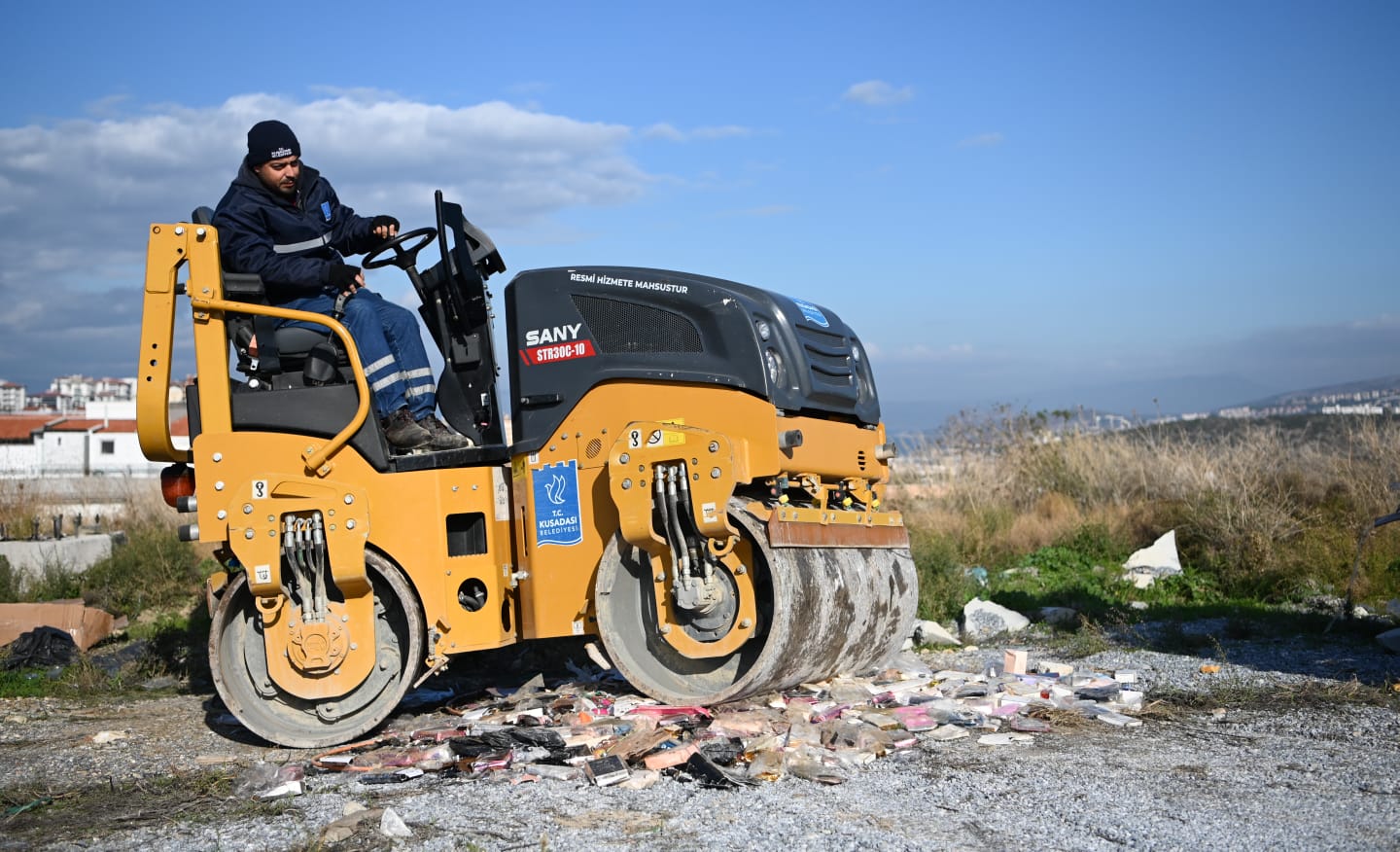 Kuşadası Belediyesi’nden sahte parfüm denetimi: 5751 sahte parfüm imha edildi