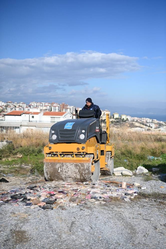 Kuşadası Belediyesi’nden sahte parfüm denetimi: 5751 sahte parfüm imha edildi