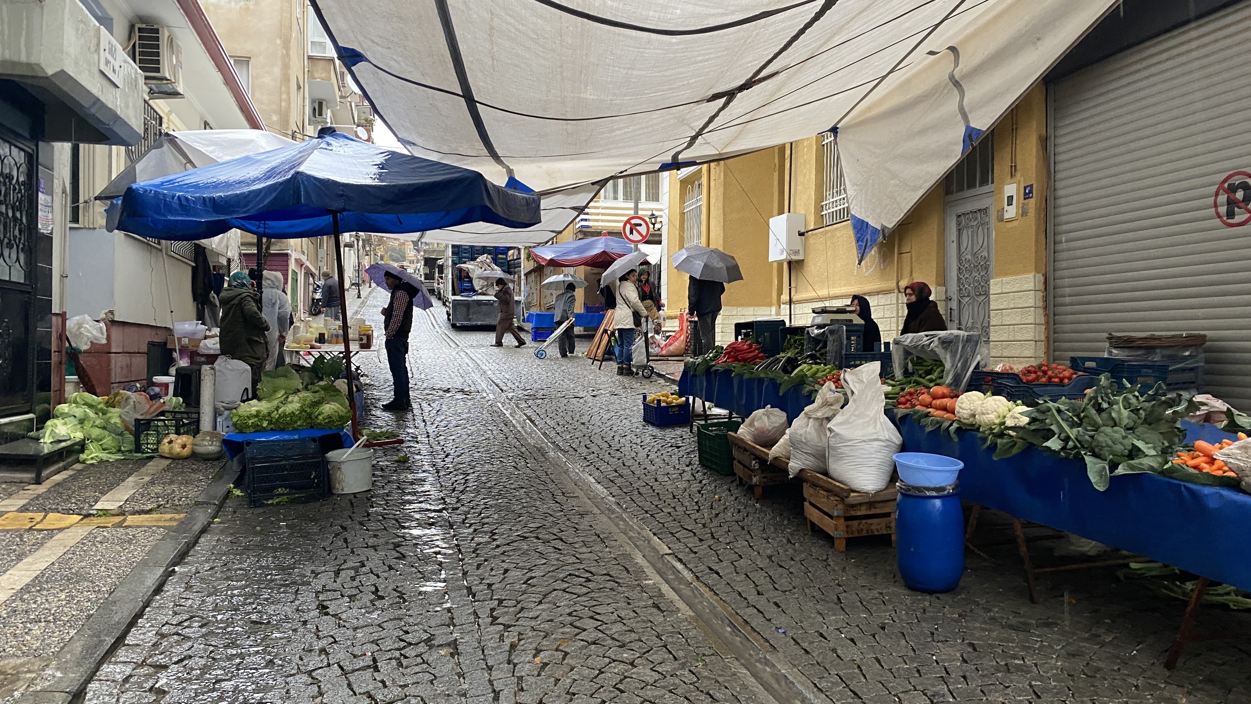 Aydın'da sağanak yağıştan Salı Pazarı esnafı da etkilendi
