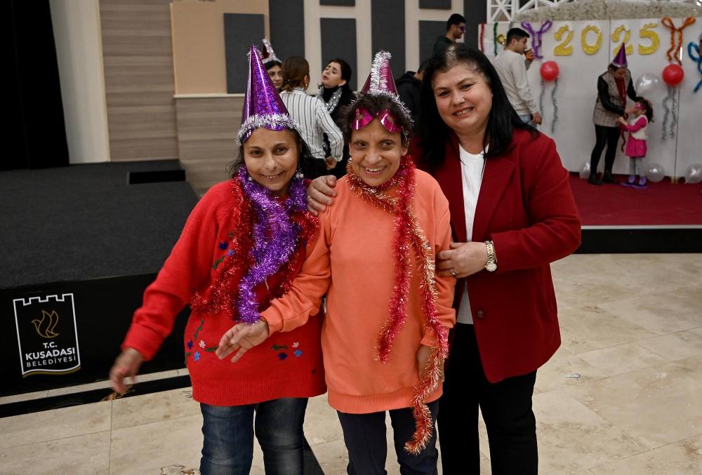 Kuşadası'nda engelsiz yeni yıl partisi