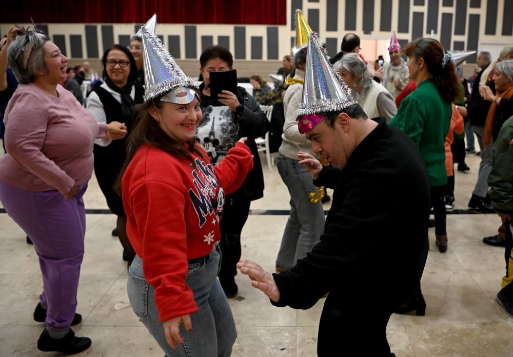 Kuşadası'nda engelsiz yeni yıl partisi