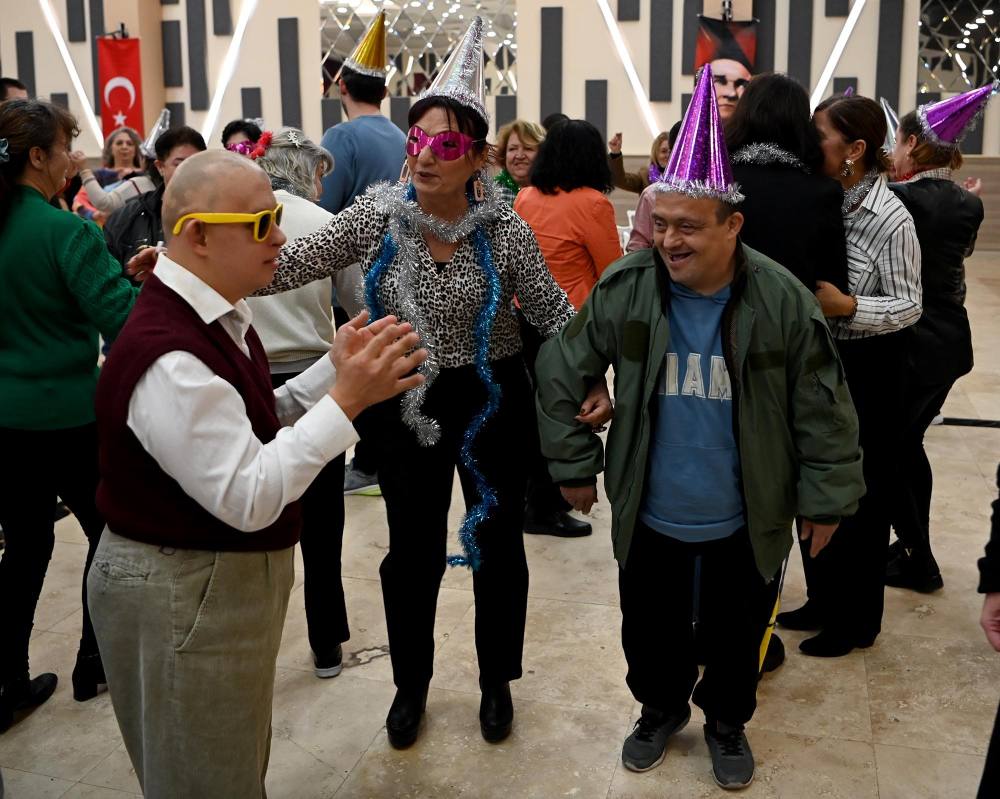 Kuşadası'nda engelsiz yeni yıl partisi