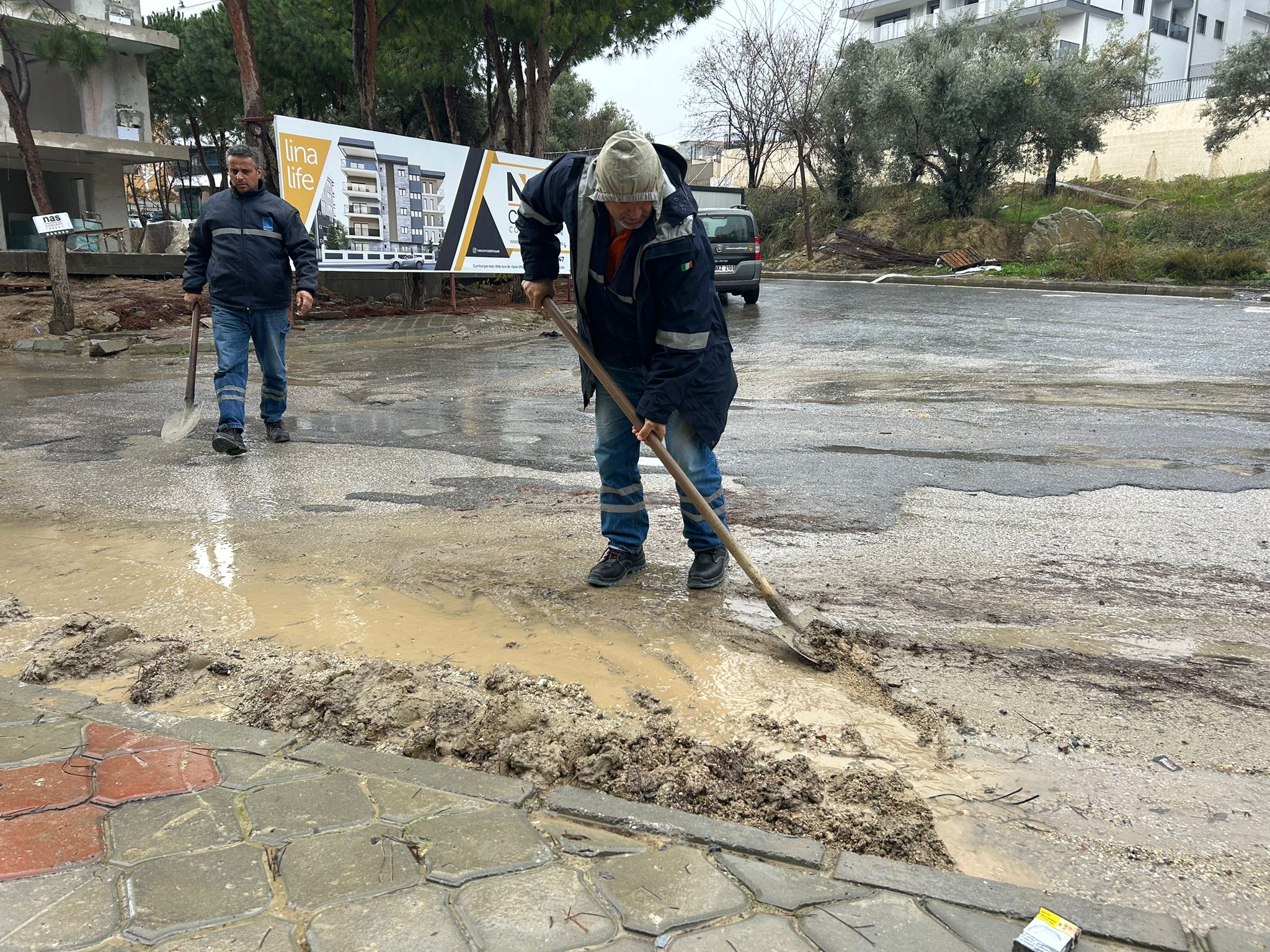 Kuşadası Belediyesi ekipleri 7/24 sağanak mesaisinde