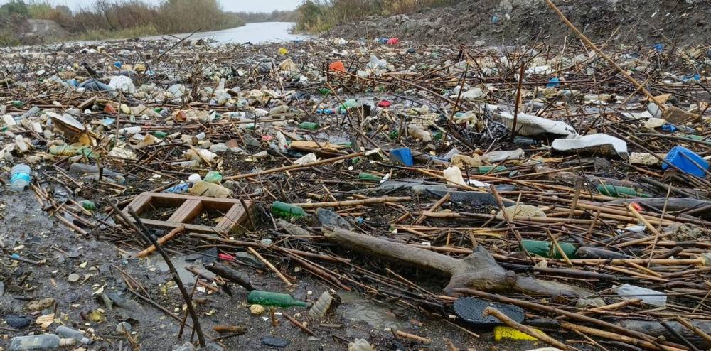 Taşköprü'deki çöp sorunu, tarihi yapıyı tehdit ediyor