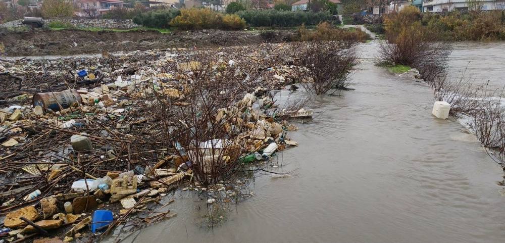 Taşköprü'deki çöp sorunu, tarihi yapıyı tehdit ediyor