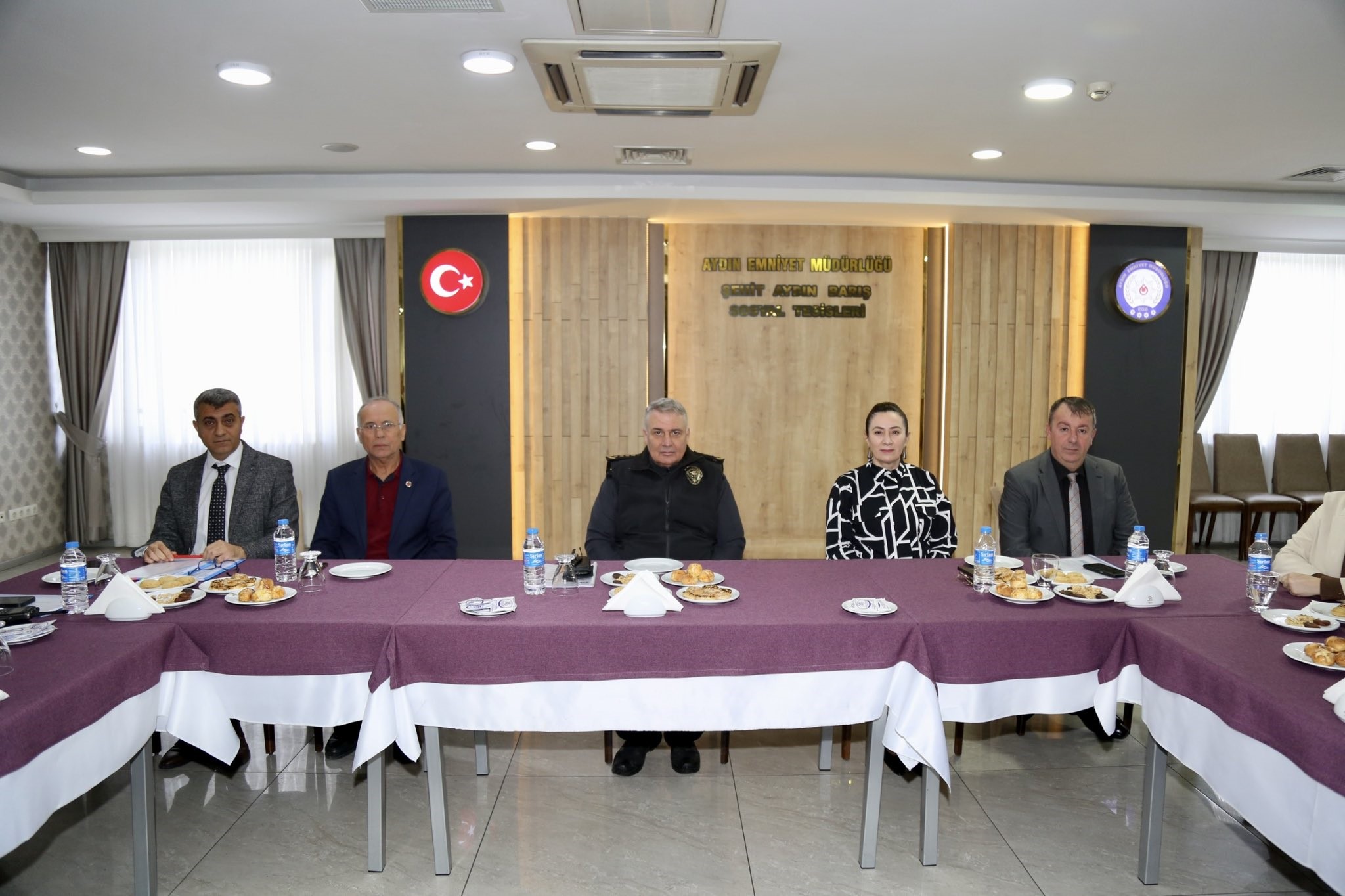 Aydın İl Emniyet Müdürü Erdoğan Efeler'deki muhtarlar ile bir araya geldi