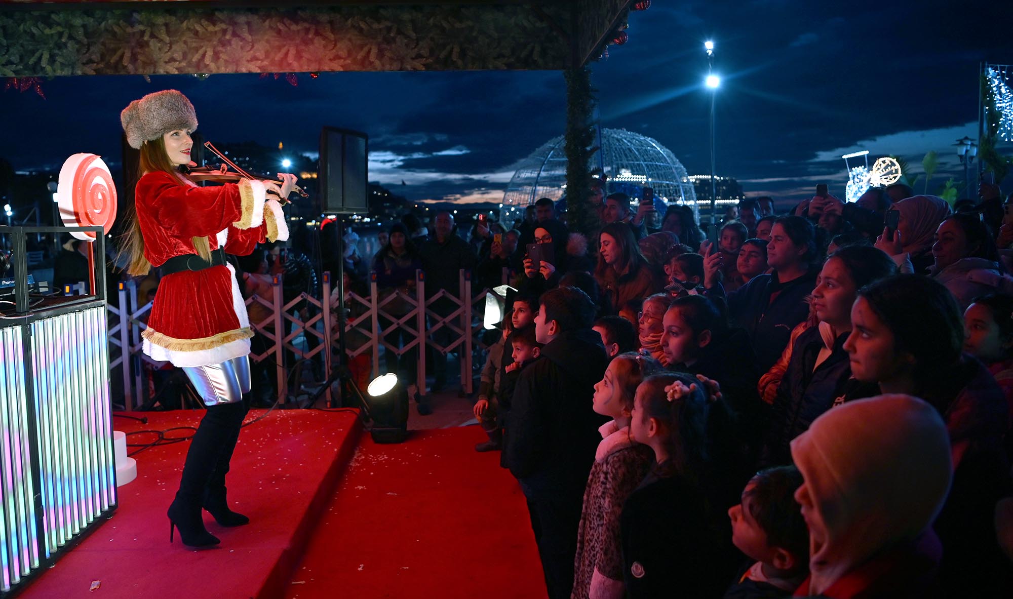 Kuşadası’nı yeni yıl coşkusu sardı