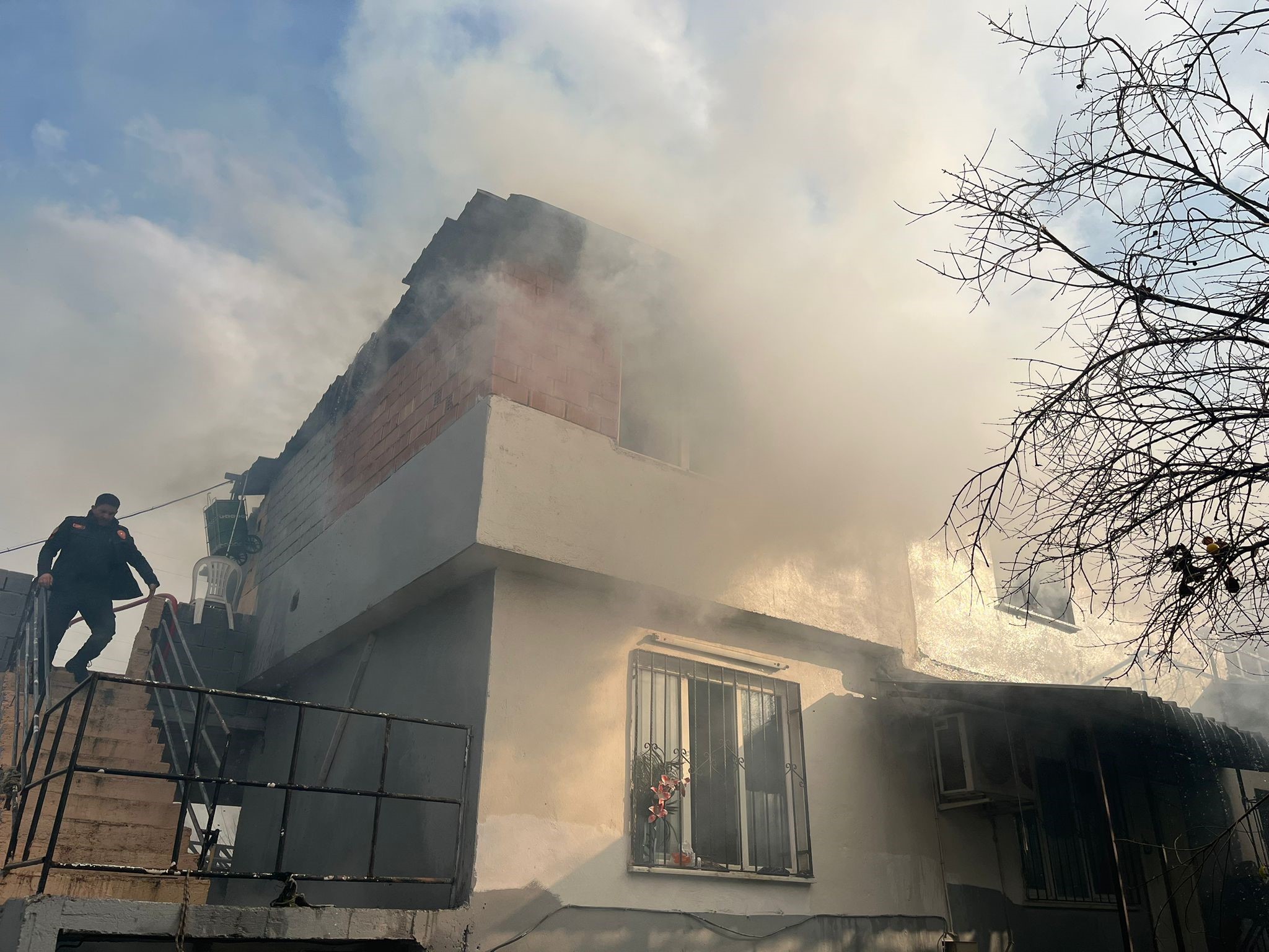 Şehit babasının evi alevlere teslim oldu