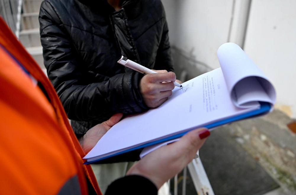 Kuşadası Belediyesi'nin kış desteği soba yardımı ile sürüyor