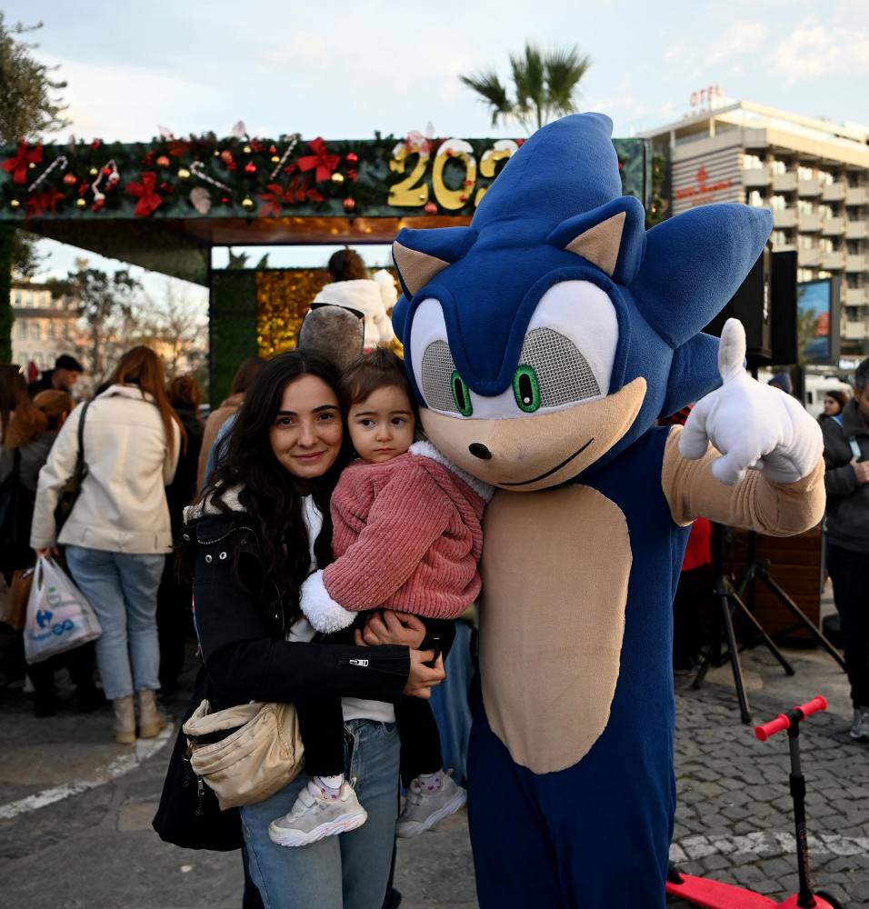 Kuşadası’nı yeni yıl coşkusu sardı