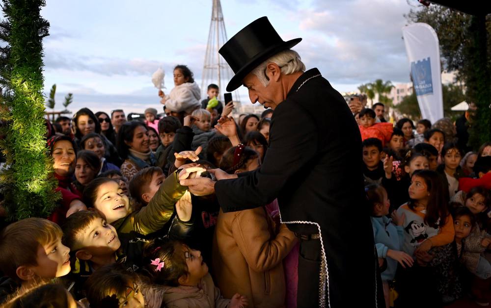 Kuşadası’nı yeni yıl coşkusu sardı