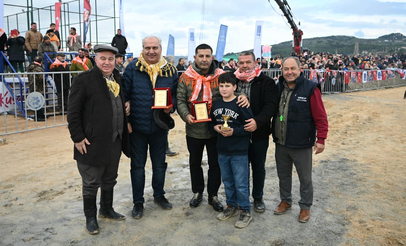 Kuşadası’nda 6 yıl aradan sonra deve güreşi heyecanı yaşandı