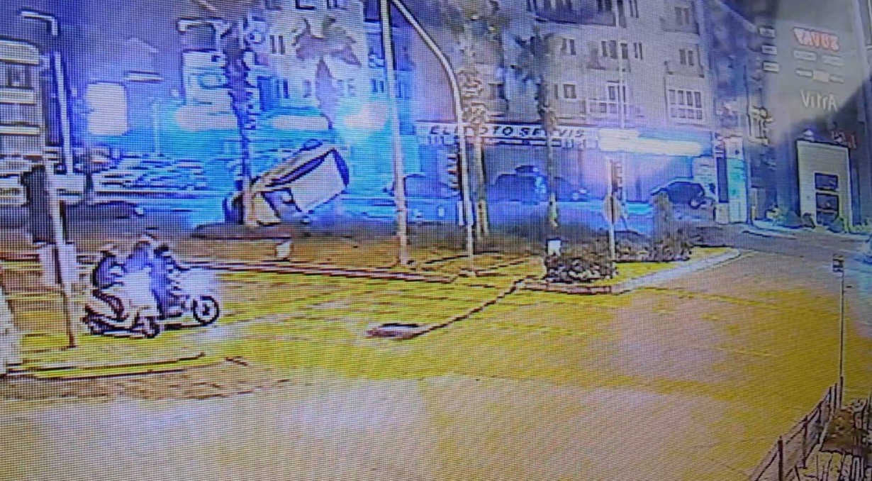 Refüje çarpan otomobil takla attı: 1 yaralı