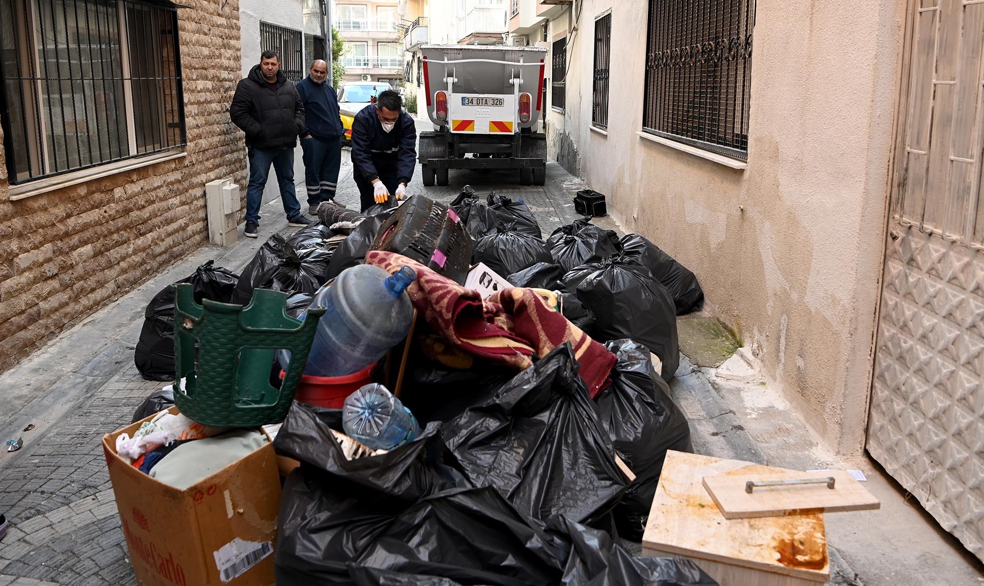 Evden 4 kamyon çöp çıktı
