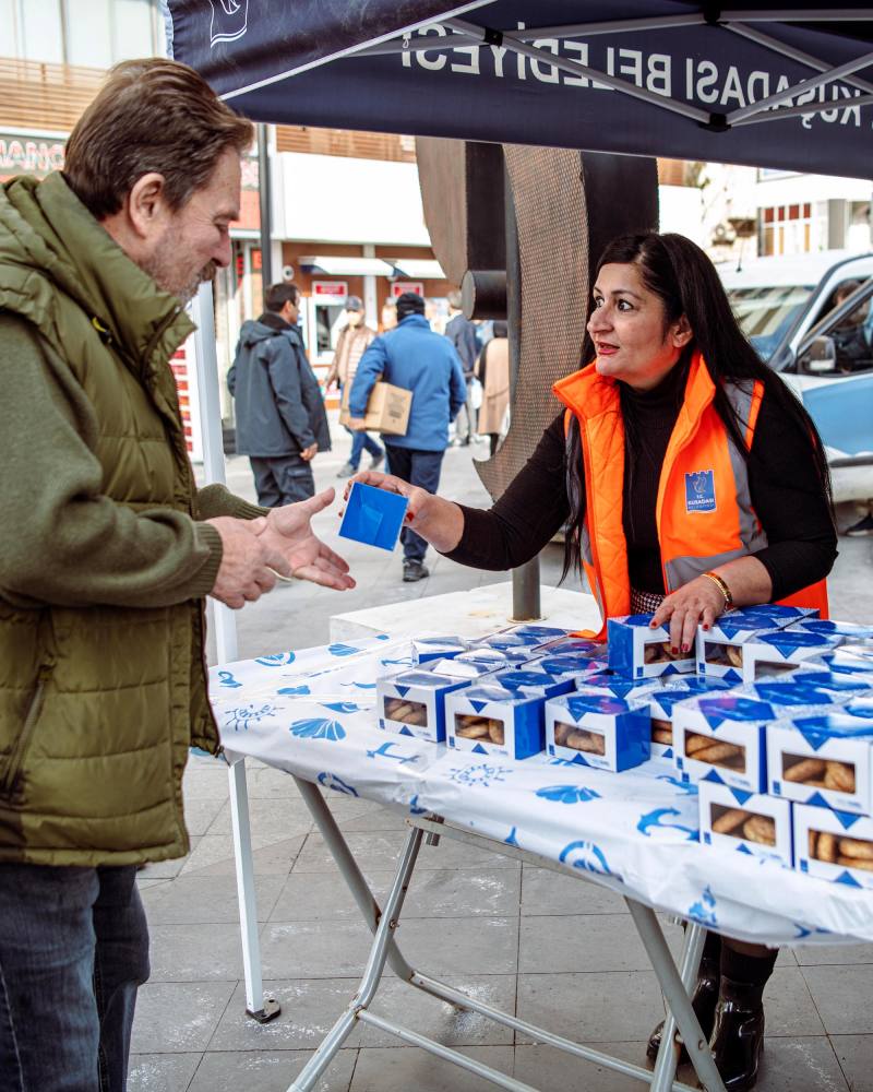 Kuşadası Belediyesi’nden kandil simidi ikramı