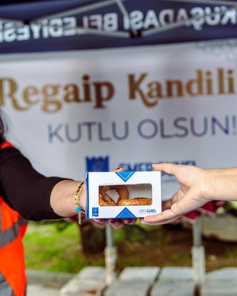 Kuşadası Belediyesi’nden kandil simidi ikramı