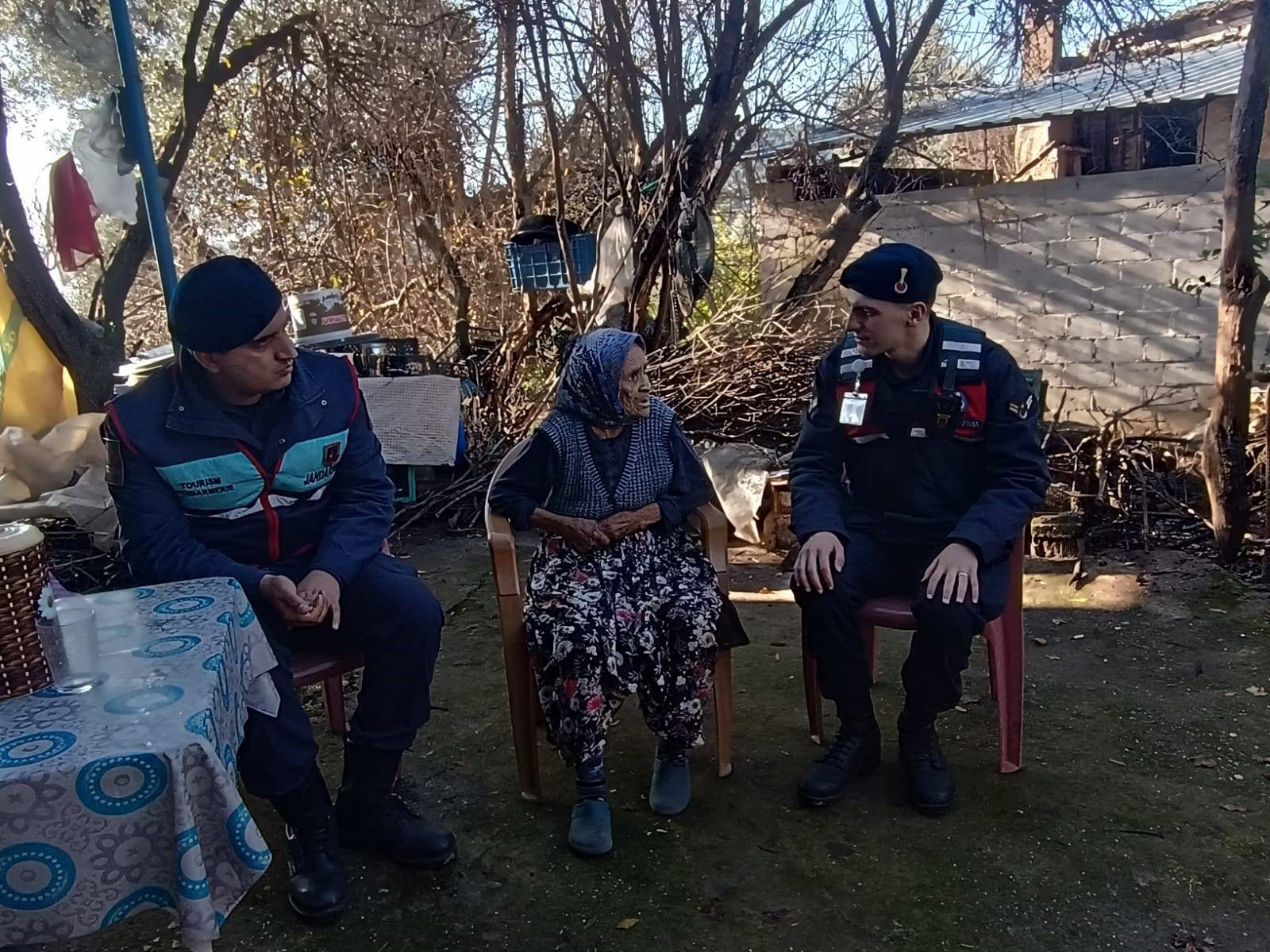 Jandarma yaşlı çınarları unutmuyor