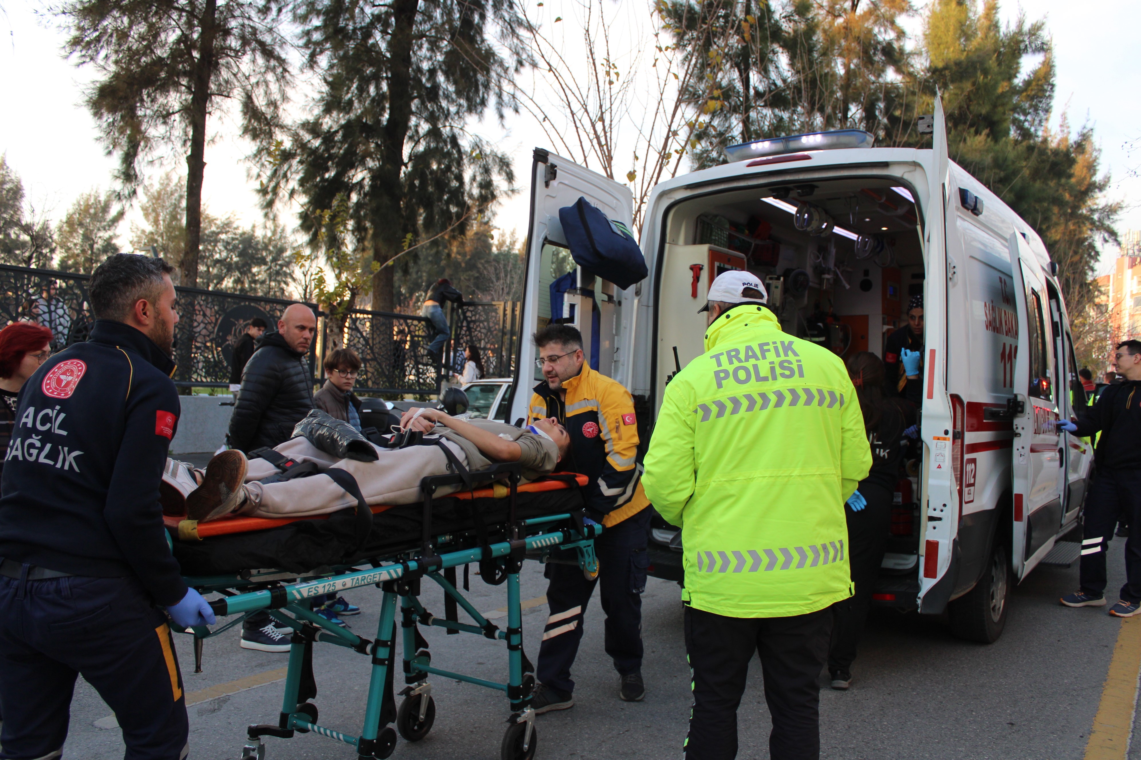 Refüje çarpıp takla attı: 4 yaralı