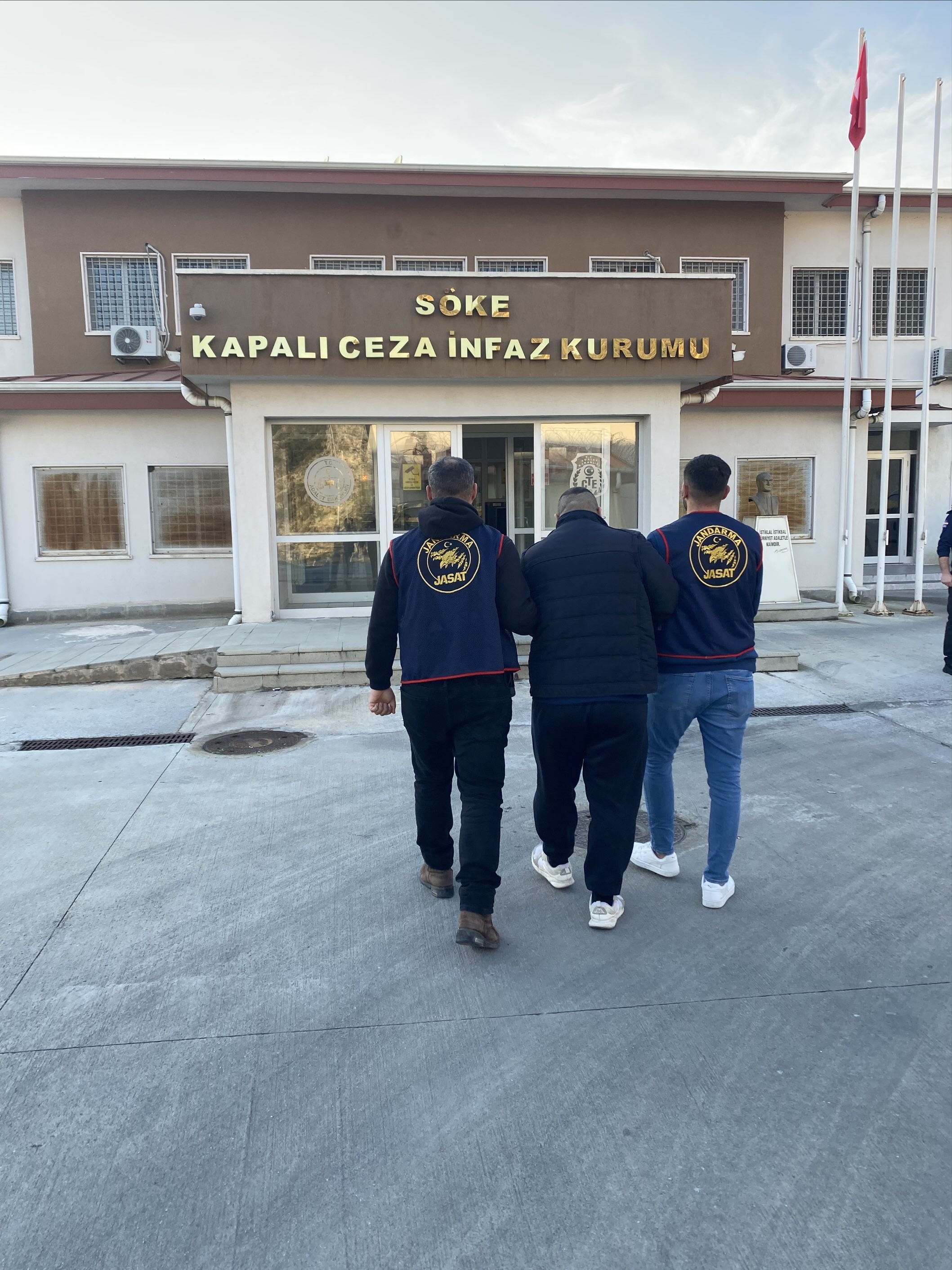 Yedi suçtan aranan şahıs Kuşadası'nda yakalandı